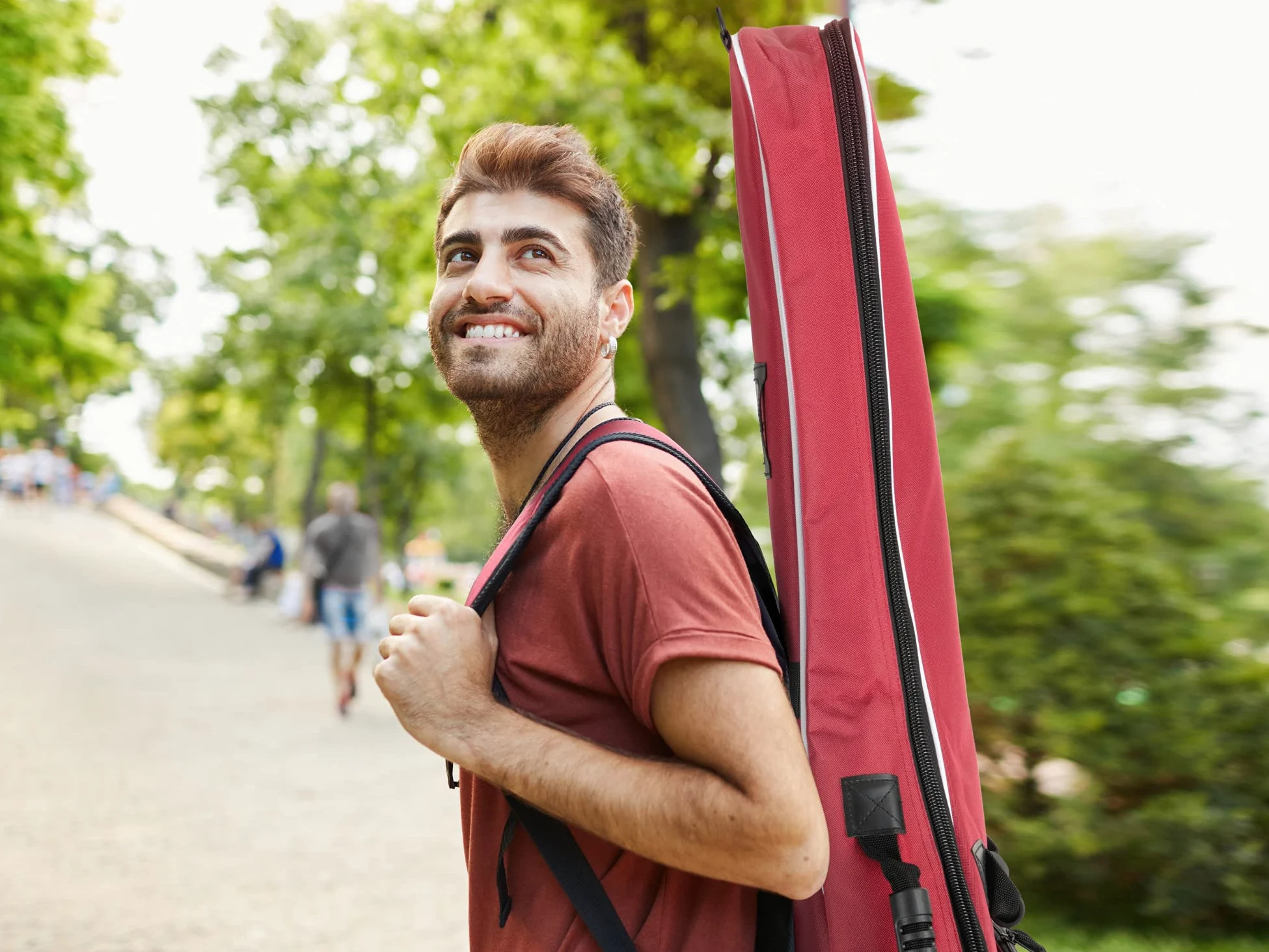 ROCKTILE Klassik-Gitarrentasche 4/4-Größe - wasserabweisender Gigbag mit weicher Polsterung und Fixierung im Halsbereich - Rucksack-Gurte - Große Aufsatztaschen für Noten und Zubehör - Rot