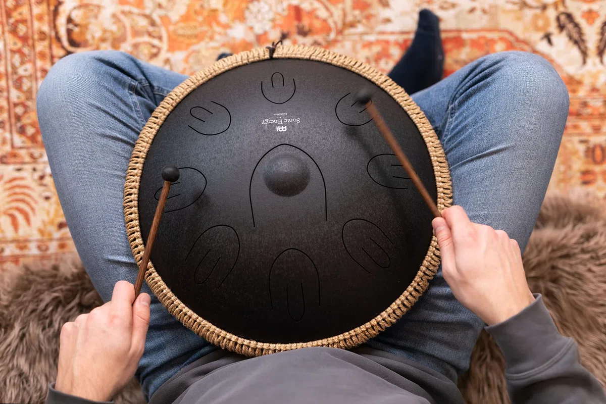 Sonic Energy Octave Steel Tongue Drum, D-Kurd, Schwarz (OSTD1BK) | Basston + 8 oktavierte Töne, 440 Hz, Durchmesser 15,7 Zoll, 40 x 40 x 16,3 cm, Inkl. Tasche und 2 Schlägel, Edelstahl