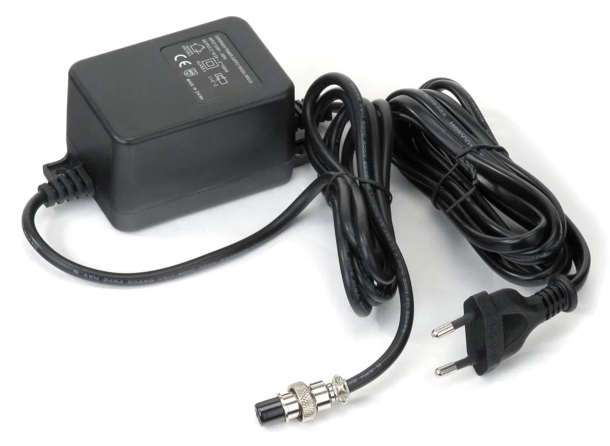 Pronomic M-802FX 8-Kanal Mischpult mit 100 Effekten und 4 XLR-Eingängen | 24-Bit Effektprozessor, 100 Programme, 4 Mono-Kanäle, 2 Stereo-Kanäle, 3-Band EQ, 48 V, Netzteil