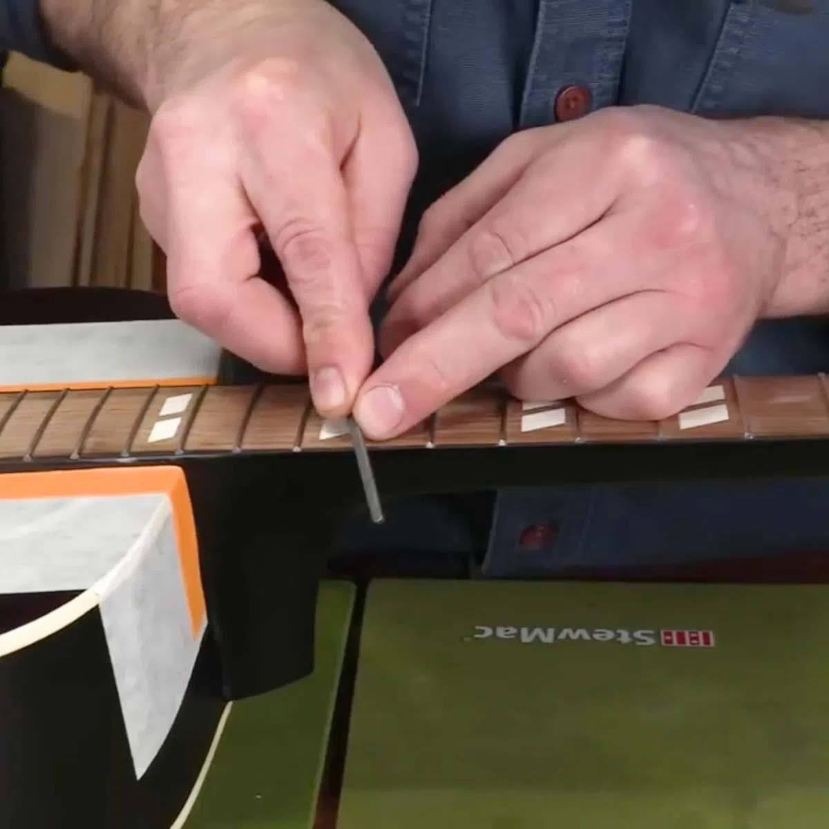 StewMac – Professionelle Bundkantenfeile für Gitarre & Gitarrenbau, Werkzeug für Präzises & Sicheres Finish der Bundenden, Ergonomischer Griff, Luthier Tools
