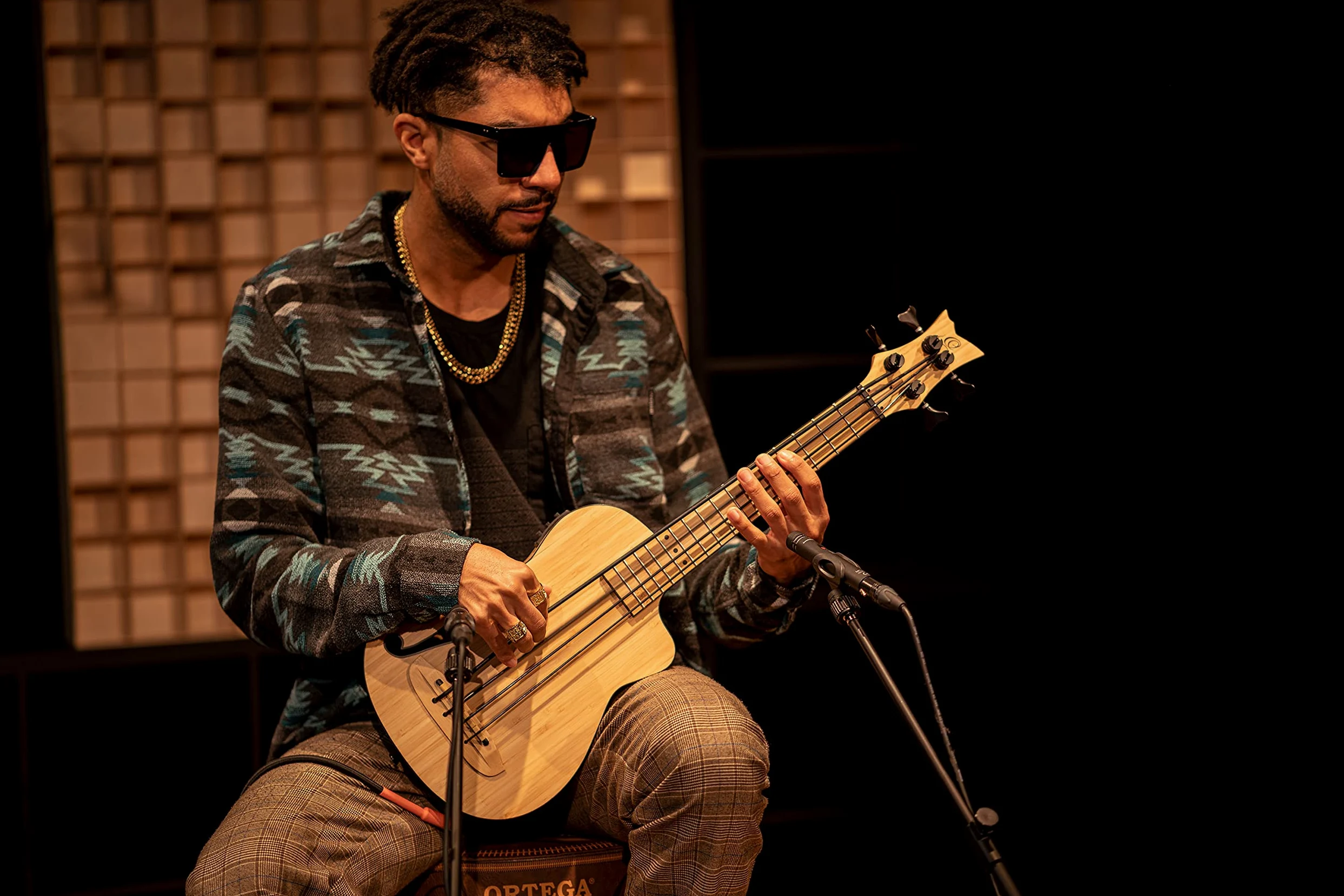 Ortega Guitars Bass Ukulele Elektro-Akustisch – F-Schallloch – Bamboo Series – Inklusive Gig Bag – Massiver Bambus, Natur (RUNAB-UB)