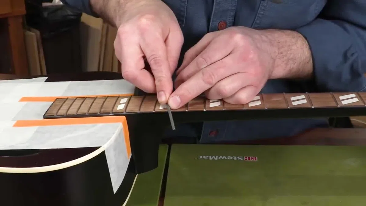 StewMac – Professionelle Bundkantenfeile für Gitarre & Gitarrenbau, Werkzeug für Präzises & Sicheres Finish der Bundenden, Ergonomischer Griff, Luthier Tools
