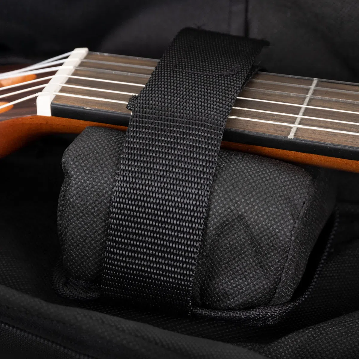 ROCKTILE Klassik-Gitarrentasche 4/4-Größe - wasserabweisender Gigbag mit weicher Polsterung und Fixierung im Halsbereich - Rucksack-Gurte - Große Aufsatztaschen für Noten und Zubehör - Schwarz