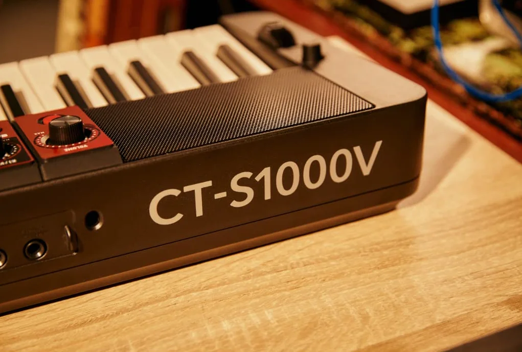 Casio Casiotone CT-S1000V Top Keyboard mit Anschlagdynamik, 900 Sounds & 243 Begleitrhythmen, Bluetooth Mid&Audio und Vocal Synthesis, schwarz rot