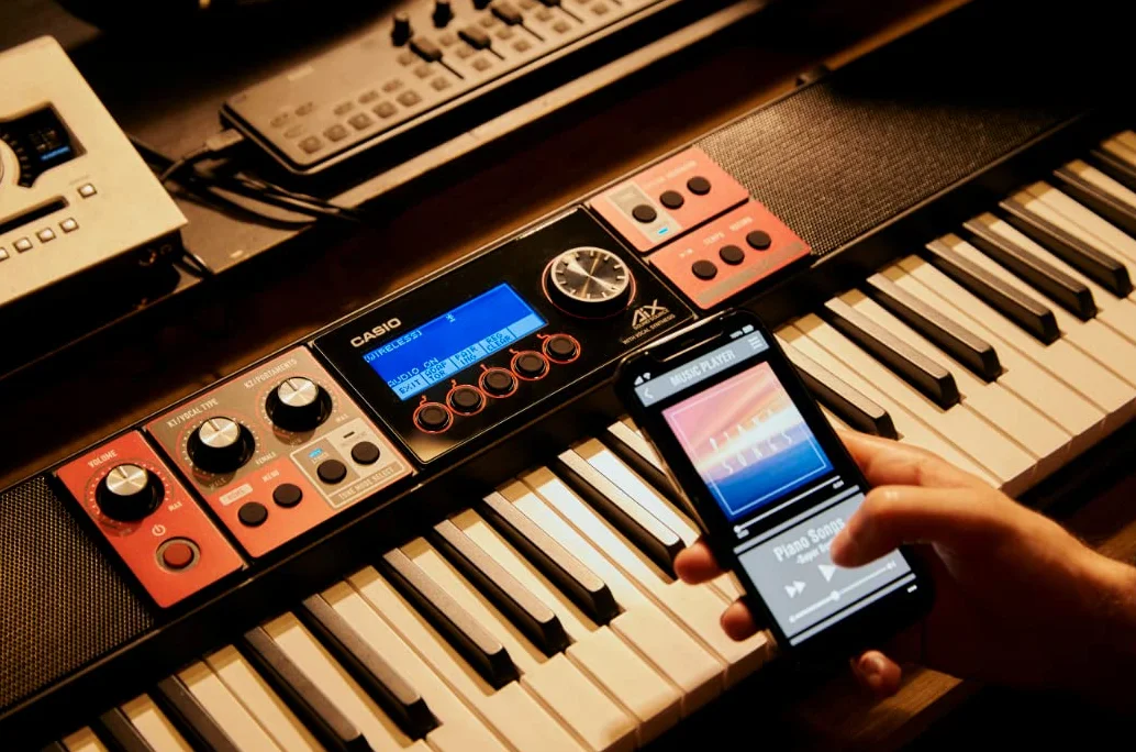 Casio Casiotone CT-S1000V Top Keyboard mit Anschlagdynamik, 900 Sounds & 243 Begleitrhythmen, Bluetooth Mid&Audio und Vocal Synthesis, schwarz rot