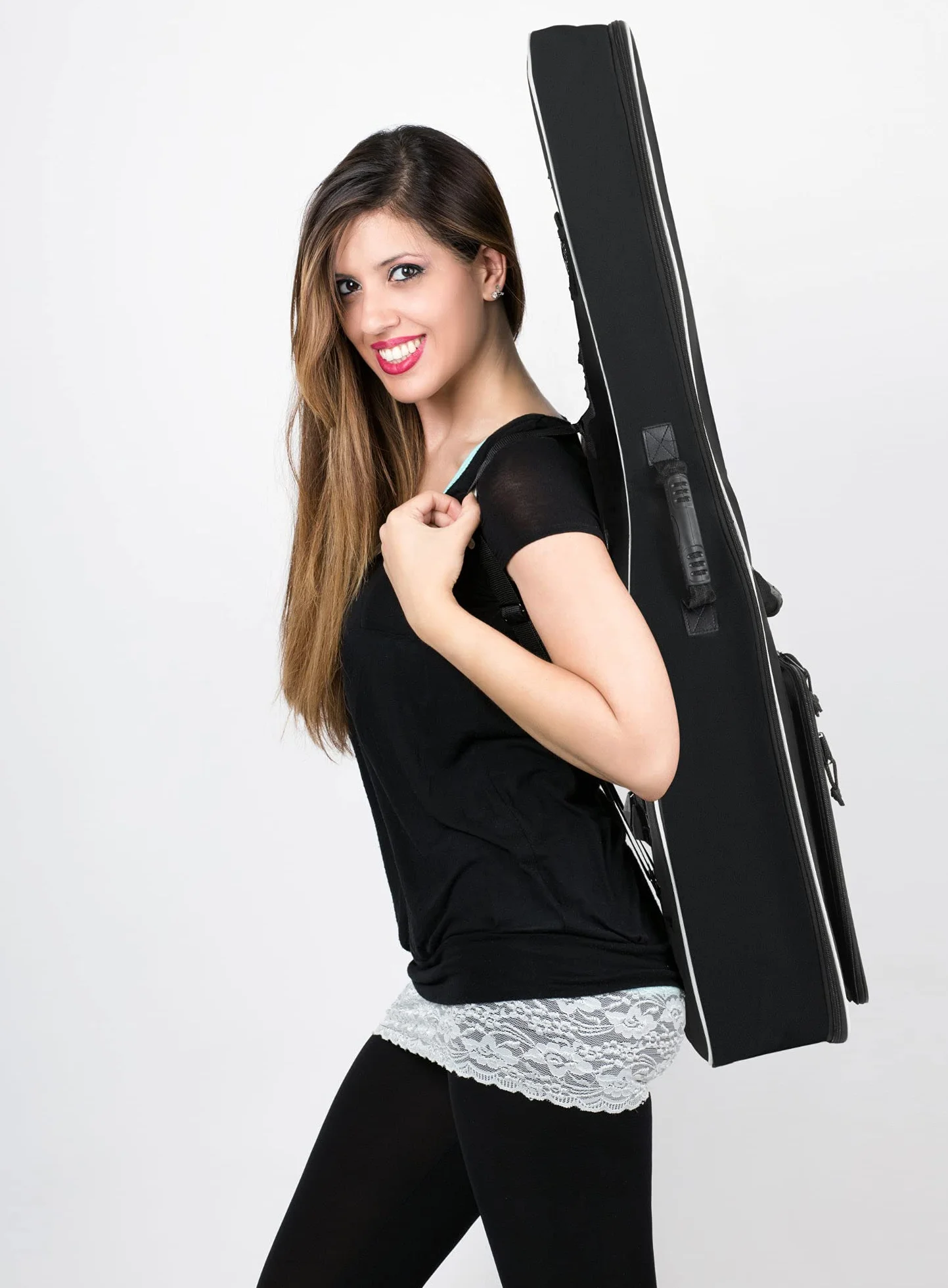 ROCKTILE Klassik-Gitarrentasche 4/4-Größe - wasserabweisender Gigbag mit weicher Polsterung und Fixierung im Halsbereich - Rucksack-Gurte - Große Aufsatztaschen für Noten und Zubehör - Schwarz
