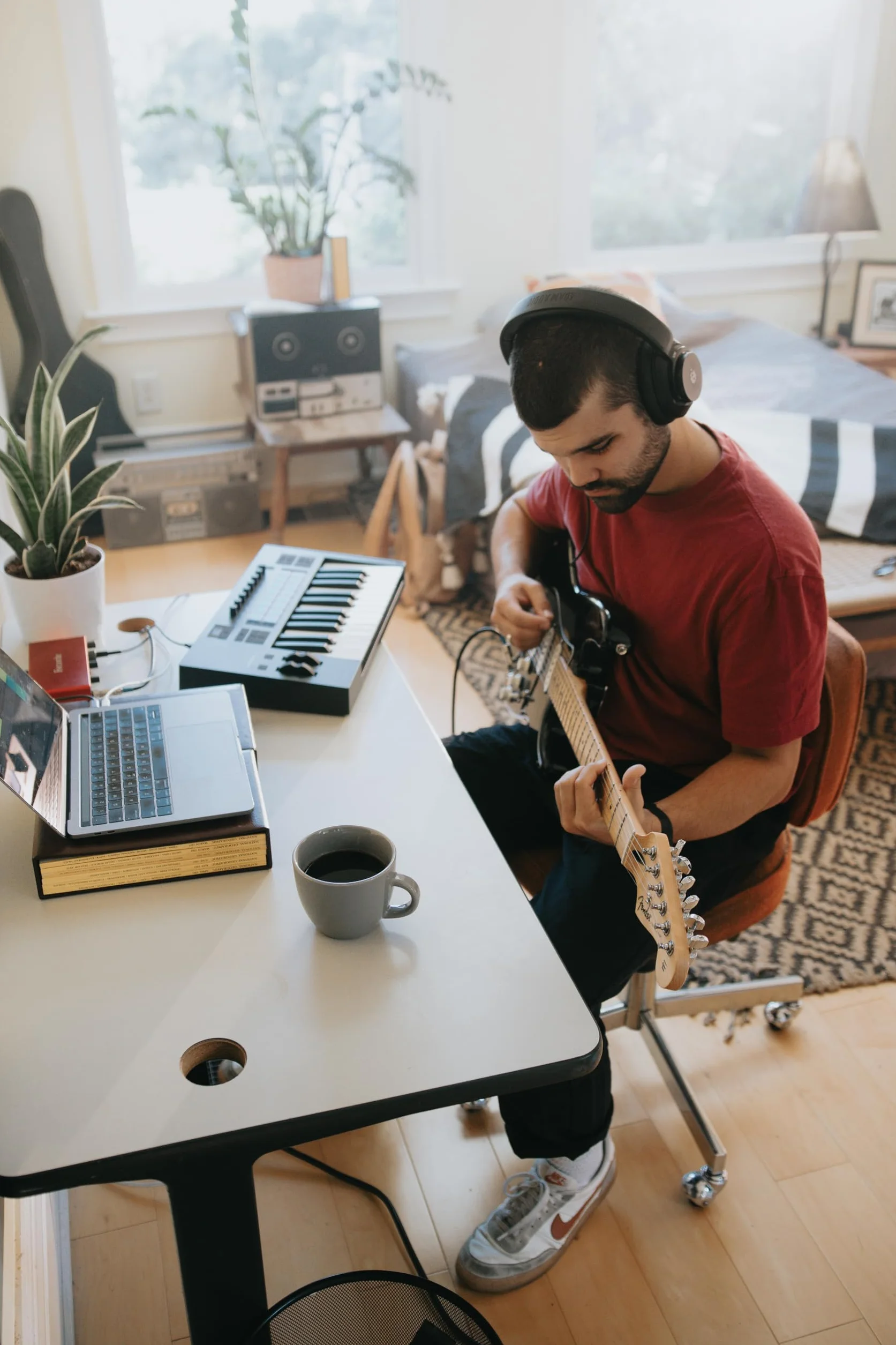 ADAM Audio H200: Geschlossene Studiokopfhörer mit mitgelieferter Software zur Klangoptimierung und Spatialisierung