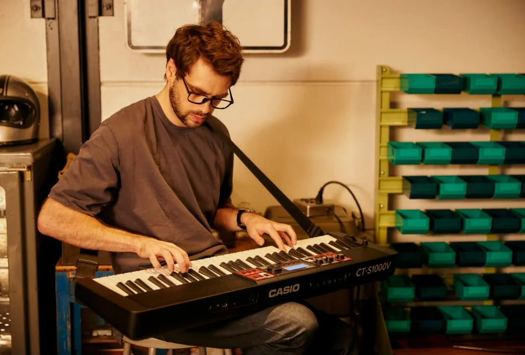 Casio Casiotone CT-S1000V Top Keyboard mit Anschlagdynamik, 900 Sounds & 243 Begleitrhythmen, Bluetooth Mid&Audio und Vocal Synthesis, schwarz rot