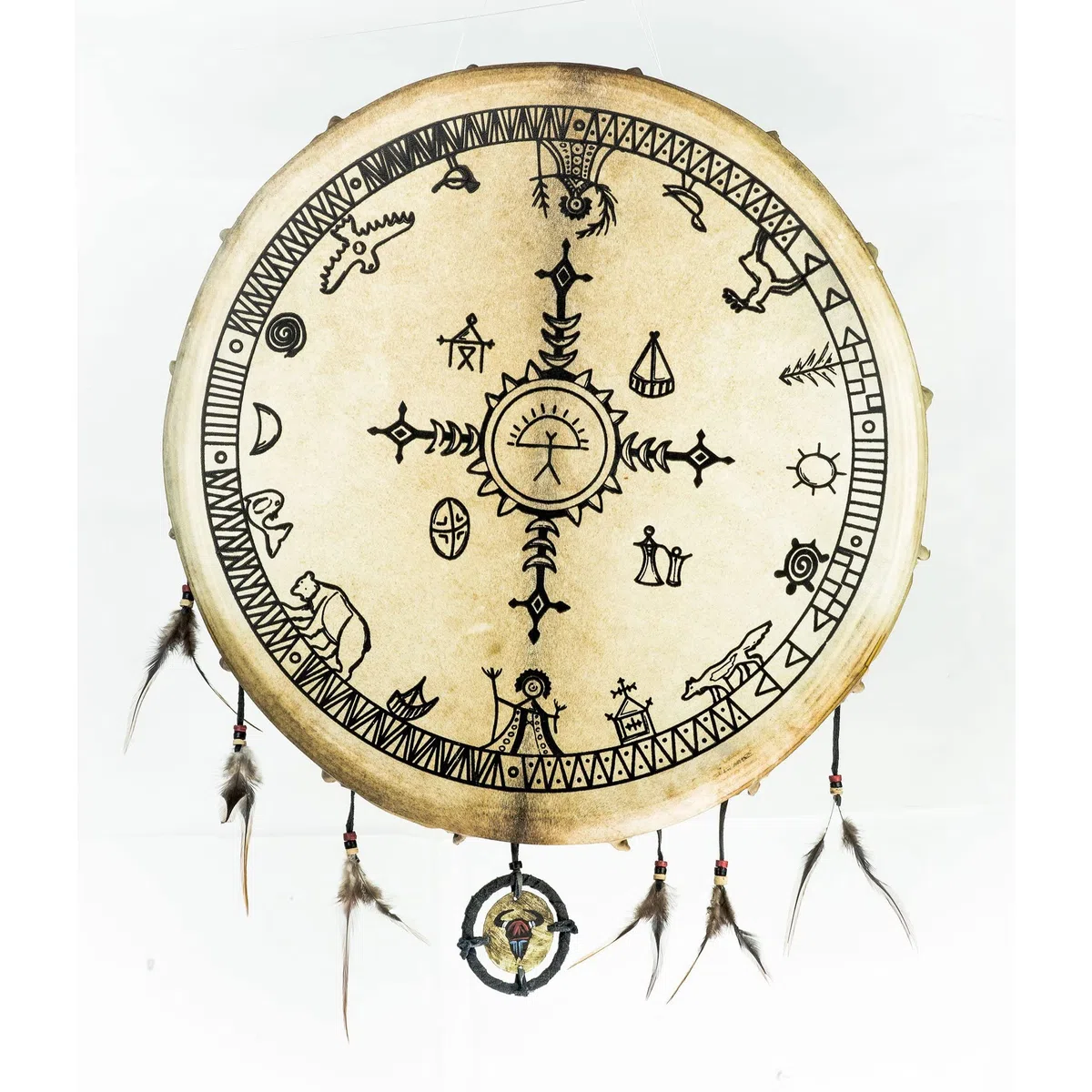 Schamanentrommel 60cm Saami Style - spirituelles Siebdruckmotiv auf Ziegenhaut plus Federnschmuck zur Verzierung und Schlägel