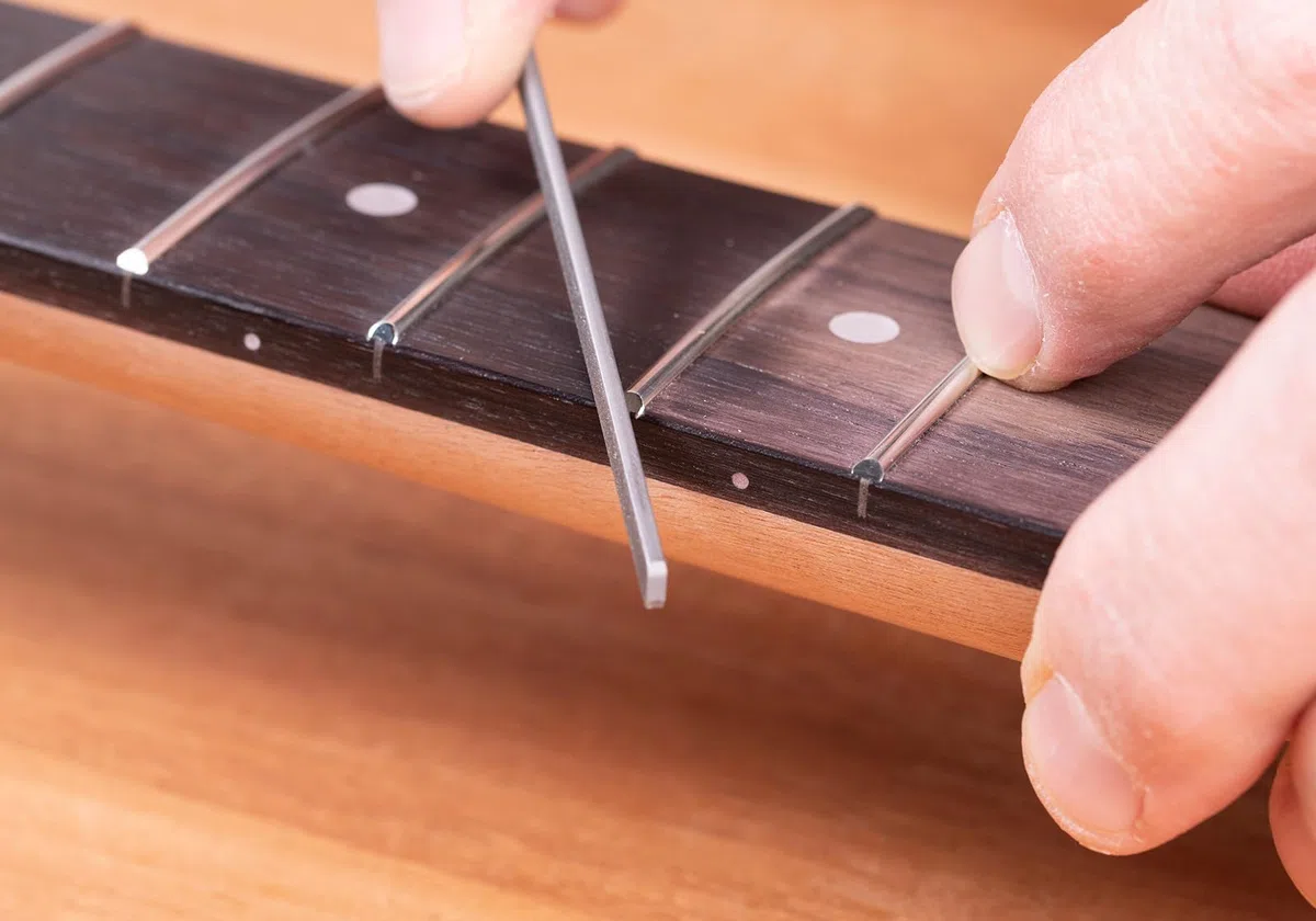 StewMac – Professionelle Bundkantenfeile für Gitarre & Gitarrenbau, Werkzeug für Präzises & Sicheres Finish der Bundenden, Ergonomischer Griff, Luthier Tools