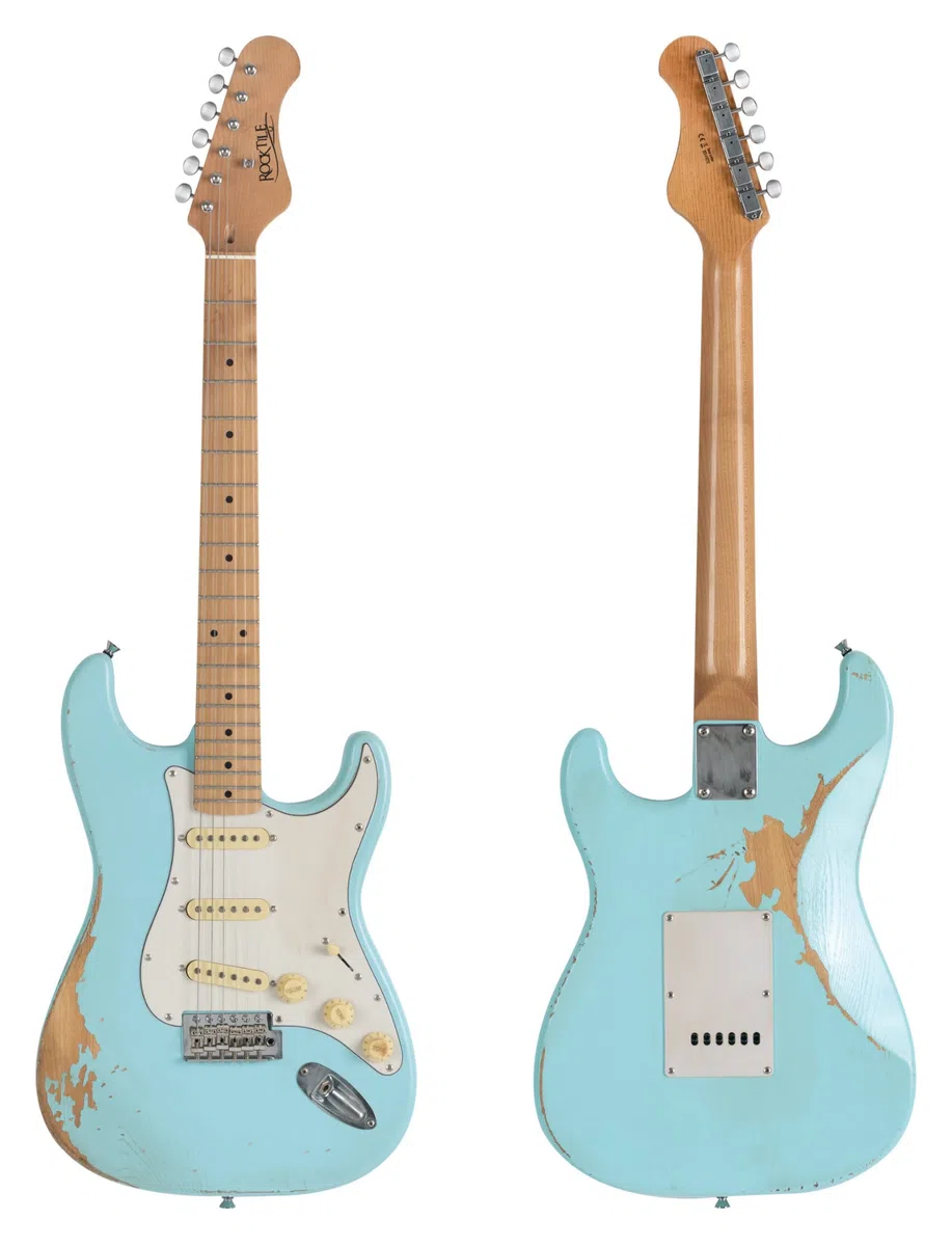 Rocktile Vinstage ST-RMGN E-Gitarre - Relic-Gitarre in Aged-Style - Korpus: Esche - Griffbrett/Hals: gerösteter Ahorn - 3x Single Coil Pickup - Vintage-Hardware - Bright Sky Blue