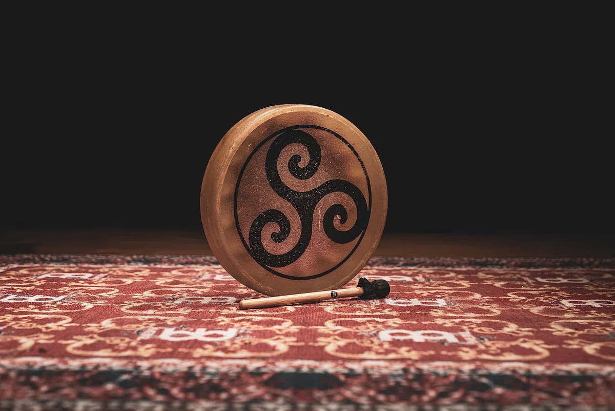 Sonic Energy Rahmentrommel Triskele – 38 cm – Schamanisches Instrument mit Büffelfell – Für Meditation, Klangreisen, Percussion – Inkl. Schlägel (HOD15-TR)