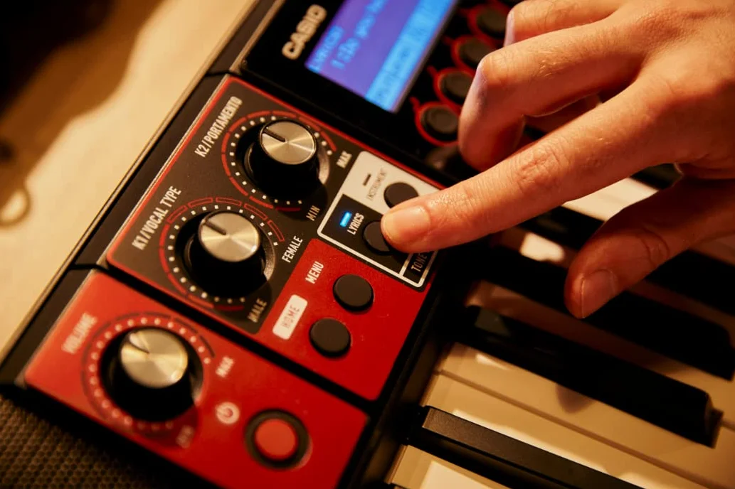 Casio Casiotone CT-S1000V Top Keyboard mit Anschlagdynamik, 900 Sounds & 243 Begleitrhythmen, Bluetooth Mid&Audio und Vocal Synthesis, schwarz rot
