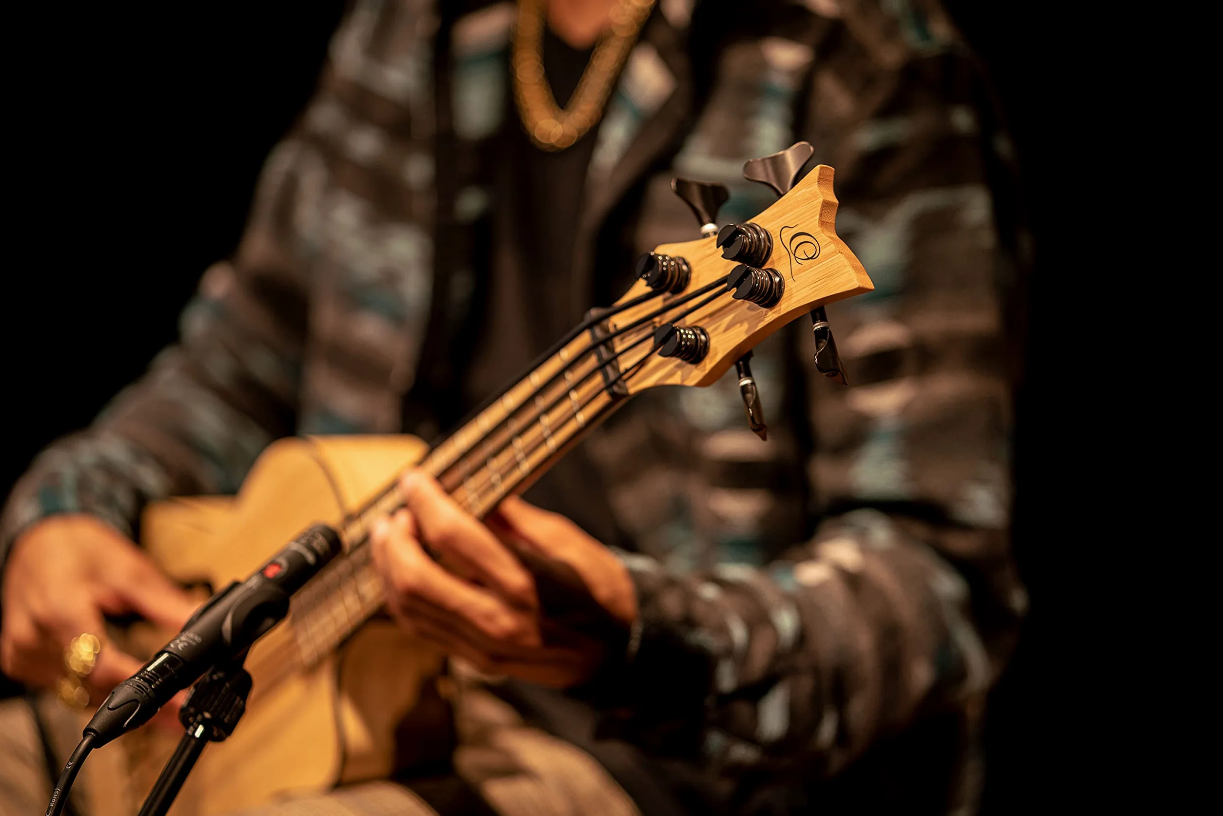 Ortega Guitars Bass Ukulele Elektro-Akustisch – F-Schallloch – Bamboo Series – Inklusive Gig Bag – Massiver Bambus, Natur (RUNAB-UB)