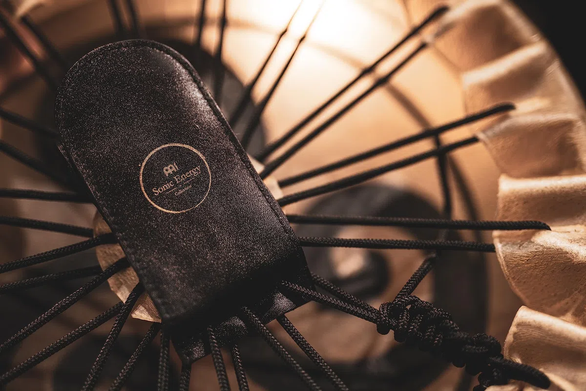 Sonic Energy Rahmentrommel Triskele – 38 cm – Schamanisches Instrument mit Büffelfell – Für Meditation, Klangreisen, Percussion – Inkl. Schlägel (HOD15-TR)